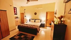 The Yellow House - Couple's Getaway in Gomti Nagar- 1 BHK - Gomti Nagar