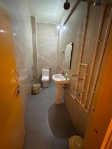 The Yellow House - Couples Getaway in Gomti Nagar- 1 BHK