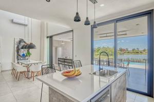 Impresionante casa en la laguna