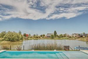 Impresionante casa en la laguna