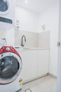 Lux Lakeside Apt - Gold Coast