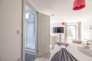 Stylish 1BR, 2-Min Walk to Windsor Castle