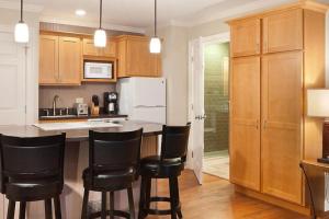 Beautiful Northeast scenery and resort amenities in this great 1BD vacation condo