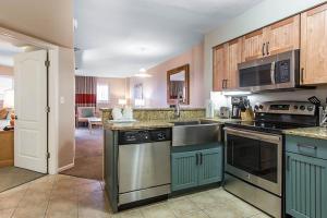 Beach themed 1BD condo with resort amenities including lazy river