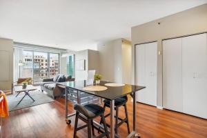 CozySuites Mill District with pool, gym # 09