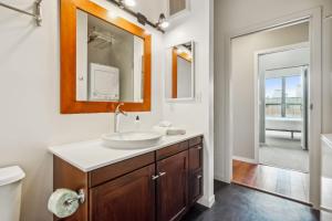 CozySuites Mill District with pool, gym # 09