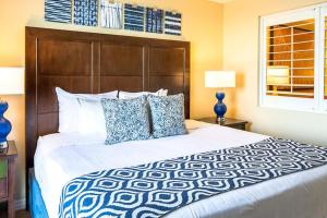 Enjoy the sands of the Atlantic in this tropical 2BD condo with resort amenities for family