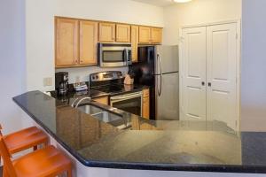 Enjoy your AM coffee in resort relaxation garden in this great 1BD condo in Orlando