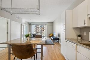 CozySuites Mill District with pool, gym #11