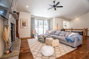 CHALET LU - Modern Luxury 4 bed 2.5 bath Chalet by Lake Baron in South Lake Tahoe