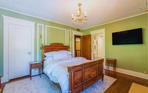 Deluxe Queen Room room in Martha's Bed and Breakfast
