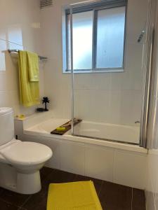 Cute & Light-filled Apartment - near Liverpool CBD