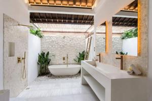 Spacious villa heart of Canggu newly renovated!