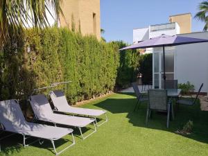 Three-bedroom holiday villa with magnificent pool next to the sea and golf courses