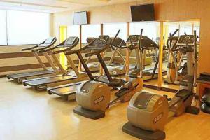 Modern 1BD Executive Suite, Netflix Wifi Pool Gym