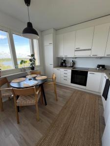 Valoisa kaksio merimaisemalla keskustassa