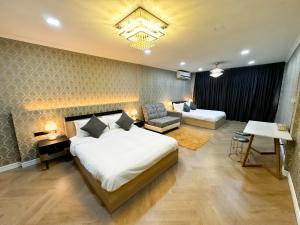 758 Ratchada MengJai 4BR 12PAX