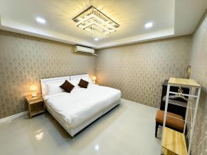 758 Ratchada MengJai 4BR 12PAX