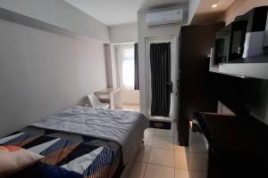 Studio with pool & next to mall