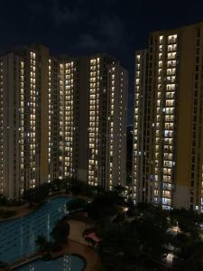 Studio with pool & next to mall