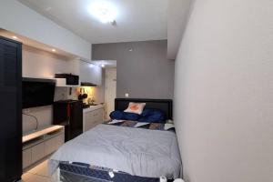 Studio with pool & next to mall