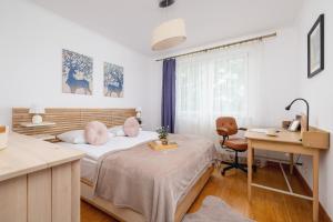 Cozy Apartment with Parking in Kraków by Noclegi Renters