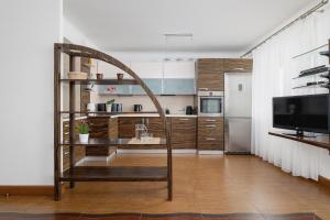Cozy Apartment with Parking in Kraków by Noclegi Renters