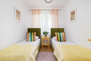 Cozy Apartment with Parking in Kraków by Noclegi Renters