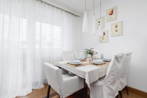 Cozy Apartment with Parking in Kraków by Noclegi Renters