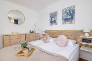 Cozy Apartment with Parking in Kraków by Noclegi Renters