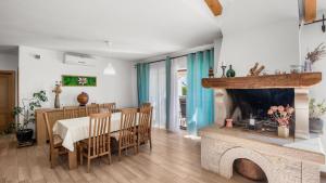 Villa Nira by Villas Holiday