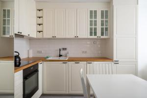 Czerniakowska Comfy Apartment by BookingHost