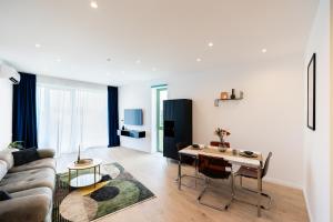 Roots One - Lakeview Escape with Balcony & Parking