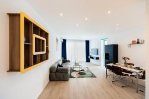 Roots One - Lakeview Escape with Balcony & Parking