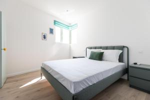 Roots One - Lakeview Escape with Balcony & Parking