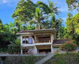 Vila Karuniamata Riverside Dengan Kolam Renang