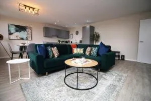 Elegant 2BR w/ Pool Table in Prime Location - 汤顿