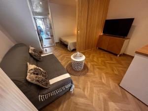 Studio moderne climatisé avec coin nuit, proche mer et Hauts de Cagnes