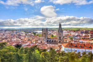 Atuaire Home Saldaña a un paso de la Catedral, rozando el Castillo de Burgos