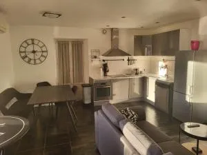 Jolie maison vue sur le port - Aurons