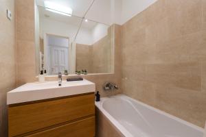 Spacious Apartment by Opera- 2 BR- 2 Bath- AC