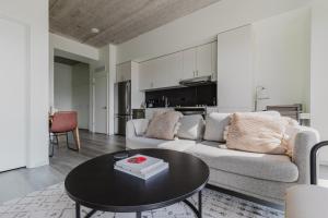 Blueground Old Town gym wd lounge bbq ac CHI-1090