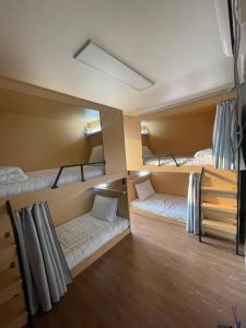 Giường Tầng Trong Phòng Tập Thể Nữ – 4 Giường (Bunk Bed in Female Dormitory Room - 4 Beds)