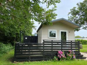 One-Bedroom Chalet room in Recreatiepark Wiringherlant