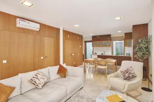 Stylish Townhouse In Tavira Centre, Shared Pool