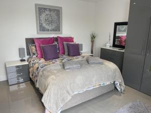 5 Bed House-Sleeps 14-Hot Tub-Bar-Garden-Parking