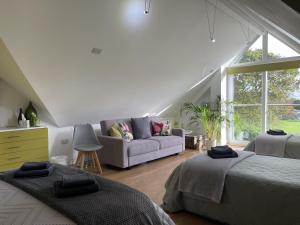 5 Bed House-Sleeps 14-Hot Tub-Bar-Garden-Parking