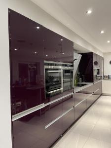 5 Bed House-Sleeps 14-Hot Tub-Bar-Garden-Parking