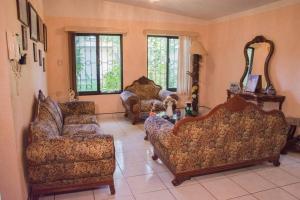 Casa grande y privada, jardín & estacionamiento