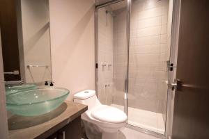 PENINSULA STAYS 2 BR Designer Apartment & 200 MB FAST WIFI New Listing!